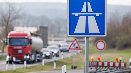 Verkehrsschilder «Autobahn» und «Durchfahrt verboten» (hinten, r) sind an der Autobahnauffahrt in Fahrtrichtung Bremen und Oldenburg zu sehen. / Foto: Friso Gentsch/dpa
