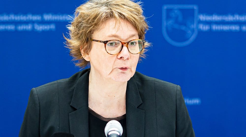 Daniela Behrens (SPD), Innenministerin von Niedersachsen, spricht auf einer Pressekonferenz zur Polizeilichen Kriminalstatistik Niedersachsen 2022. / Foto: Moritz Frankenberg/dpa/Archivbild