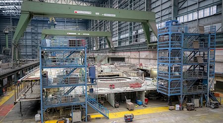 Teile eines Kreuzfahrtschiff in einer Halle der Meyer Werft. Die Werft plant nach Angaben des Betriebsrats den Abbau von bis zu 440 Stellen. / Foto: Sina Schuldt/dpa