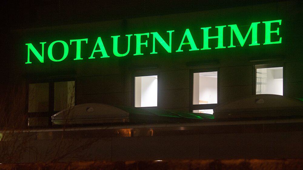 Der Schriftzug «Notaufnahme» hängt in leuchtendem Grün an einem Krankenhaus. / Foto: Stefan Sauer/dpa/Symbolbild