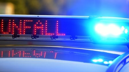 Motorradfahrer nach Zusammenprall mit Auto in Lebensgefahr