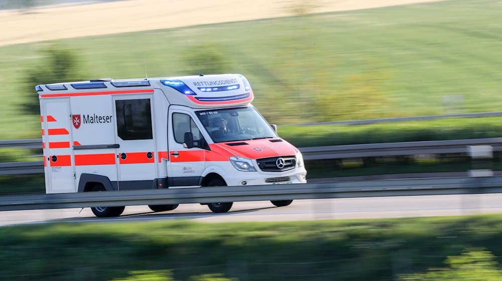 Ein Rettungswagen der Malteser fährt mit Blaulicht. / Foto: Jan Woitas/dpa-Zentralbild/dpa