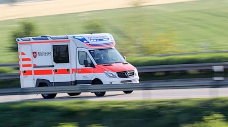 Ein Rettungswagen der Malteser fährt mit Blaulicht. / Foto: Jan Woitas/dpa-Zentralbild/dpa