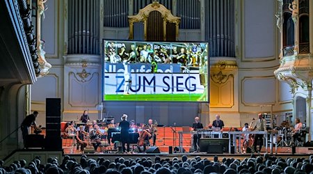 Das Projekt "The Game" vertont in der Laiszhalle live das Fußballspiel der Zweitligisten St.Pauli und Vfl Osnabrück. / Foto: Markus Scholz/dpa