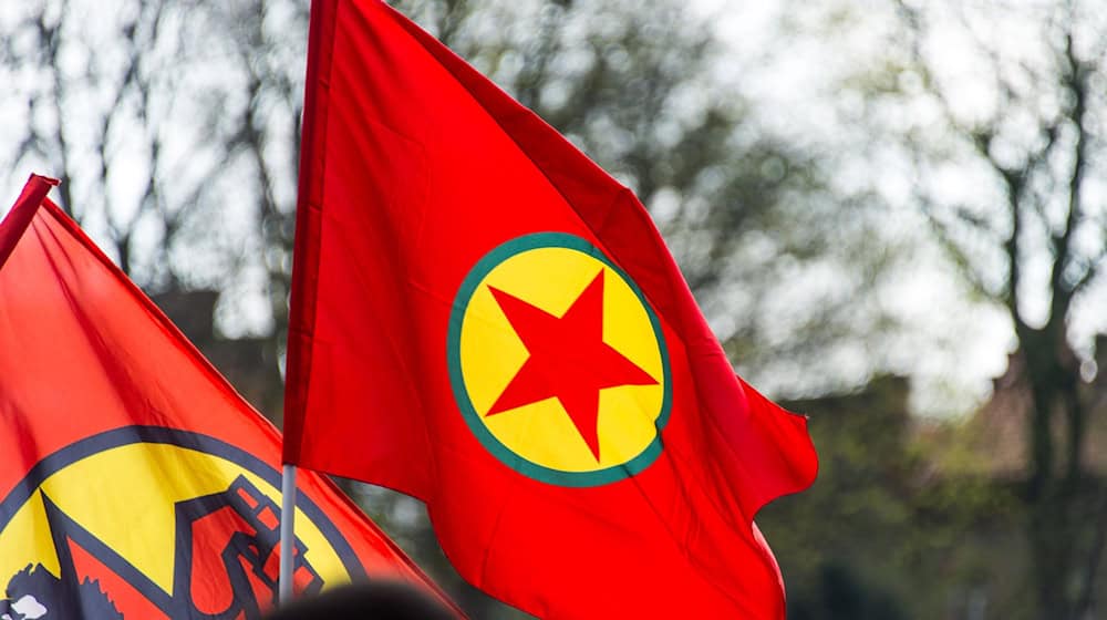 Fahne der verbotenen kurdischen Arbeiterpartei PKK. / Foto: Lukas Schulze/dpa