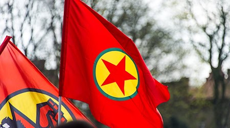 Fahne der verbotenen kurdischen Arbeiterpartei PKK. / Foto: Lukas Schulze/dpa