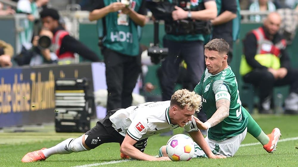 Werders Marco Friedl (r) kämpft gegen Gladbachs Robin Hack um den Ball. / Foto: Carmen Jaspersen/dpa
