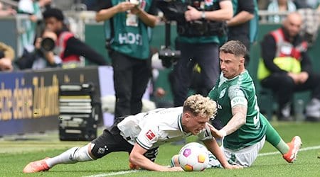 Werders Marco Friedl (r) kämpft gegen Gladbachs Robin Hack um den Ball. / Foto: Carmen Jaspersen/dpa