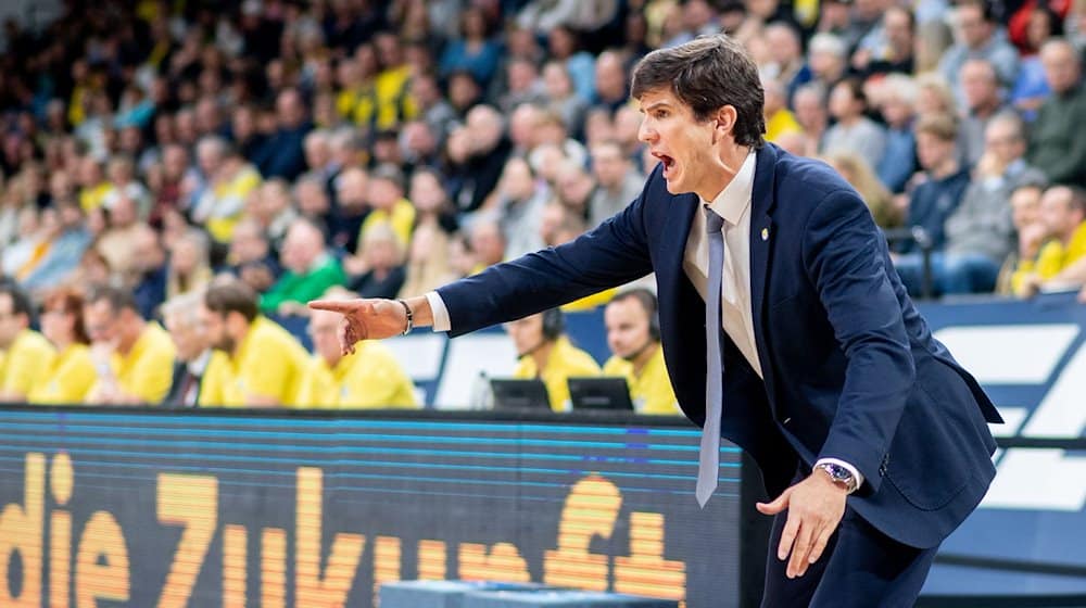 Oldenburgs Trainer Pedro Calles gibt Anweisungen am Spielfeldrand. / Foto: Hauke-Christian Dittrich/dpa/Archivbild