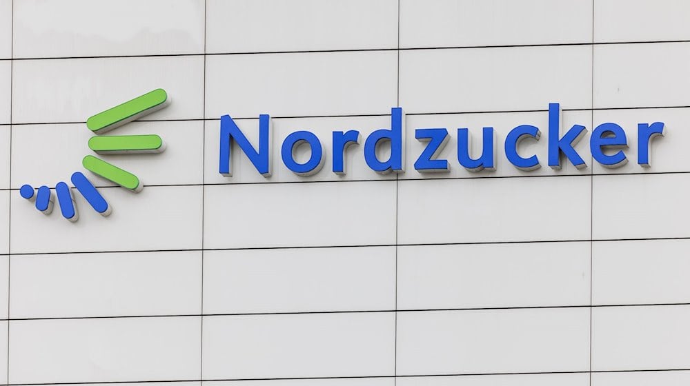 Der Schriftzug «Nordzucker» und das Nordzucker-Logo sind an einer Wand des Unternehmenssitzes der Nordzucker AG angebracht. / Foto: Ole Spata/dpa