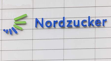 Der Schriftzug «Nordzucker» und das Nordzucker-Logo sind an einer Wand des Unternehmenssitzes der Nordzucker AG angebracht. / Foto: Ole Spata/dpa