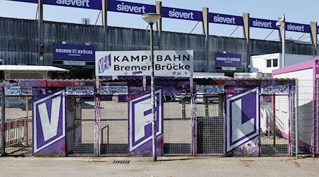 Fußball: 2. Bundesliga, VfL Osnabrück. Blick auf einen geschlossenen Eingang zum Stadion (Kampfbahn) an der Bremer Brücke. / Foto: Friso Gentsch/dpa