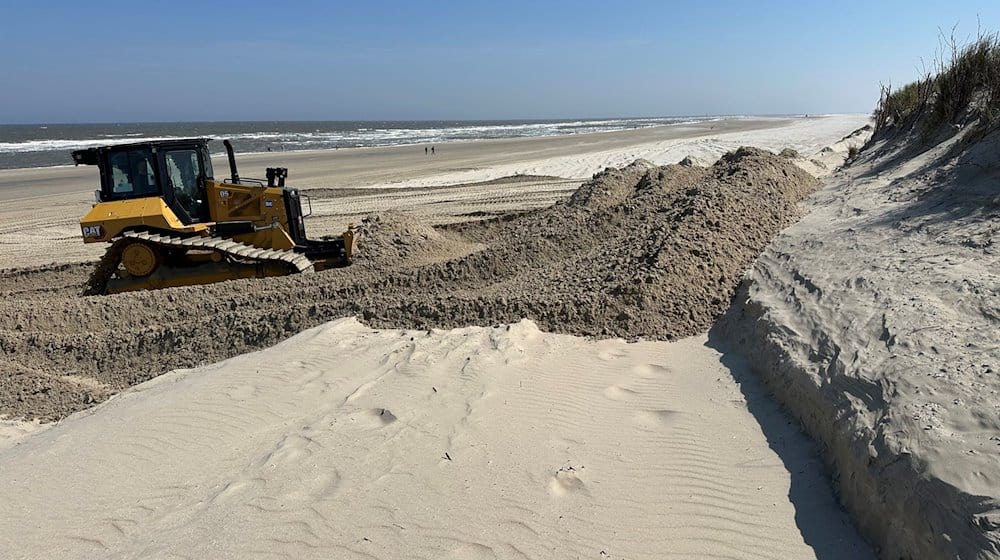 Norderney und andere Ostfriesische Inseln füllen nach der Sturmflutsaison ihre Strände mit Sand auf. / Foto: Volker Bartels/dpa