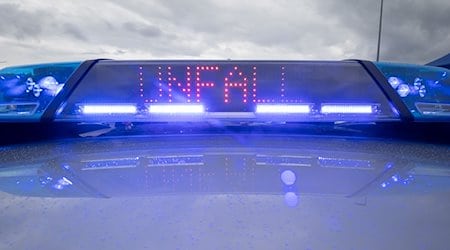 Ein Blaulicht auf dem Dach eines Polizeifahrzeugs mit der LED-Anzeige "Unfall". / Foto: Daniel Karmann/dpa