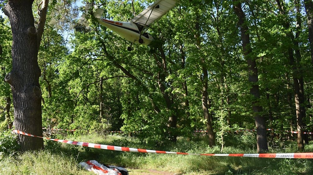 Ein Ultraleichtflugzeug ist bei Dessau-Roßlau in eine Baumkrone gestürzt. Der 64 Jahre alte Pilot blieb unverletzt. / Foto: Polizeiinspektion Dessau-Roßlau/dpa