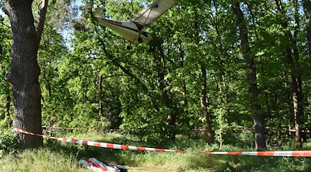 Ein Ultraleichtflugzeug ist bei Dessau-Roßlau in eine Baumkrone gestürzt. Der 64 Jahre alte Pilot blieb unverletzt. / Foto: Polizeiinspektion Dessau-Roßlau/dpa