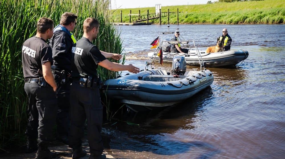 Einsatzkräfte der Polizei fahren bei der Suche nach dem vermissten Arian mit Spürhunden auf Schlauchbooten über die Oste. / Foto: Sina Schuldt/dpa