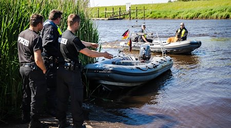 Einsatzkräfte der Polizei fahren bei der Suche nach dem vermissten Arian mit Spürhunden auf Schlauchbooten über die Oste. / Foto: Sina Schuldt/dpa