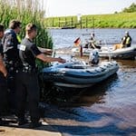 Einsatzkräfte der Polizei fahren bei der Suche nach dem vermissten Arian mit Spürhunden auf Schlauchbooten über die Oste. / Foto: Sina Schuldt/dpa