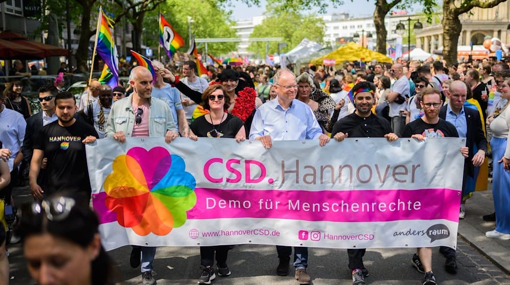 Stephan Weil (3.v.r., SPD), Ministerpräsident Niedersachsen, und Belit Onay (2.v.l., Grüne), Oberbürgermeister Hannover, tragen beim Christopher Street Day  (CSD) ein Banner mit der Aufschrift "CSD. Hannover - Demo für Menschenrechte". / Foto: Julian Stratenschulte/dpa