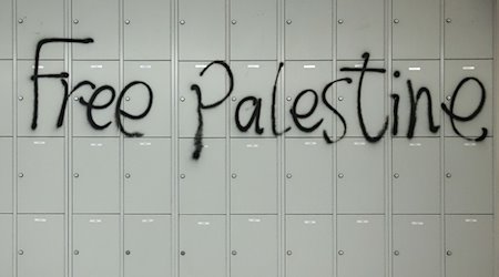 Der Schriftzug "Free Palestine" wurde während der Besetzung des Audimax der Universität Leipzig an eine Wand mit Schließfächern gesprüht. / Foto: Jan Woitas/dpa