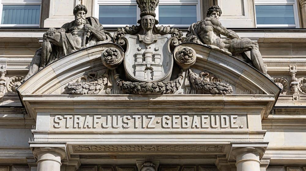 Im Hamburger Strafjustizgebäude beginnt ein Prozess. / Foto: Markus Scholz/dpa