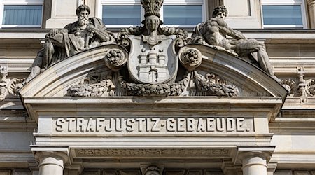 Im Hamburger Strafjustizgebäude beginnt ein Prozess. / Foto: Markus Scholz/dpa