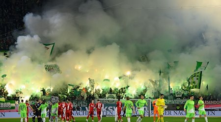 Fans zünden vor dem Anpfiff Pyrotechnik. / Foto: Swen Pförtner/dpa