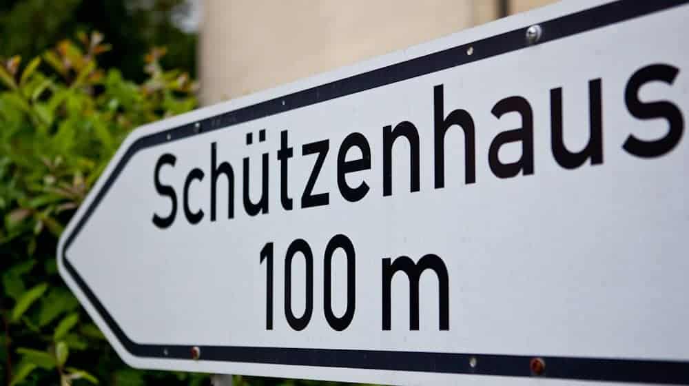 Ein Schild weist den Weg zum Schützenhaus. / Foto: Daniel Karmann/dpa