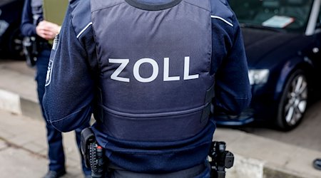 Zollbeamte bei einer Kontrolle. / Foto: Axel Heimken/dpa