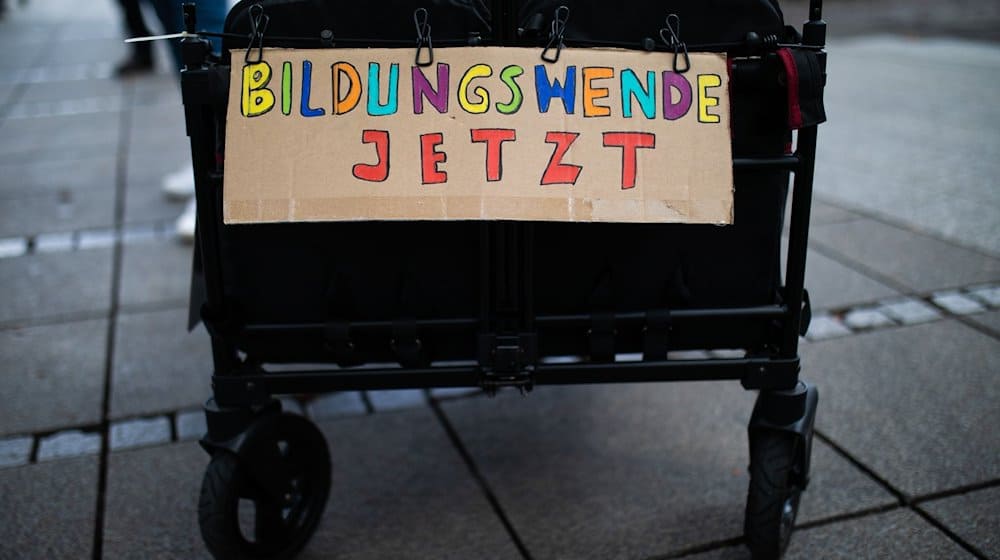 «Bildungswende Jetzt» steht bei einem bundesweiten Bildungsprotest auf einem Schild. / Foto: Christoph Schmidt/dpa