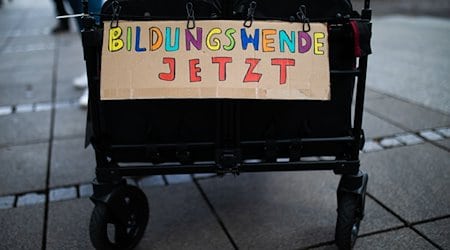 «Bildungswende Jetzt» steht bei einem bundesweiten Bildungsprotest auf einem Schild. / Foto: Christoph Schmidt/dpa