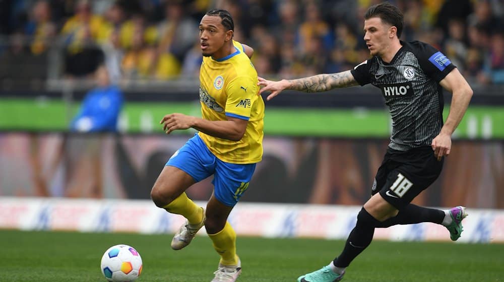 Braunschweigs Anton Donkor (l) spielt gegen Elversbergs Hugo Vandermersch. Zur neuen Saison wechselt Donkor zum FC Schalke. / Foto: Swen Pförtner/dpa