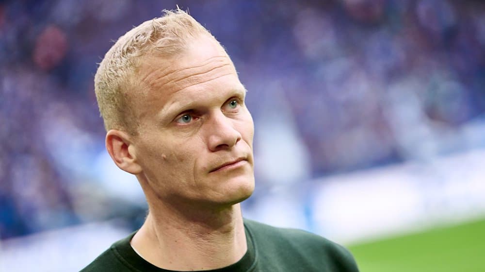 Schalkes Trainer Karel Geraerts vor dem Spiel. / Foto: Bernd Thissen/dpa