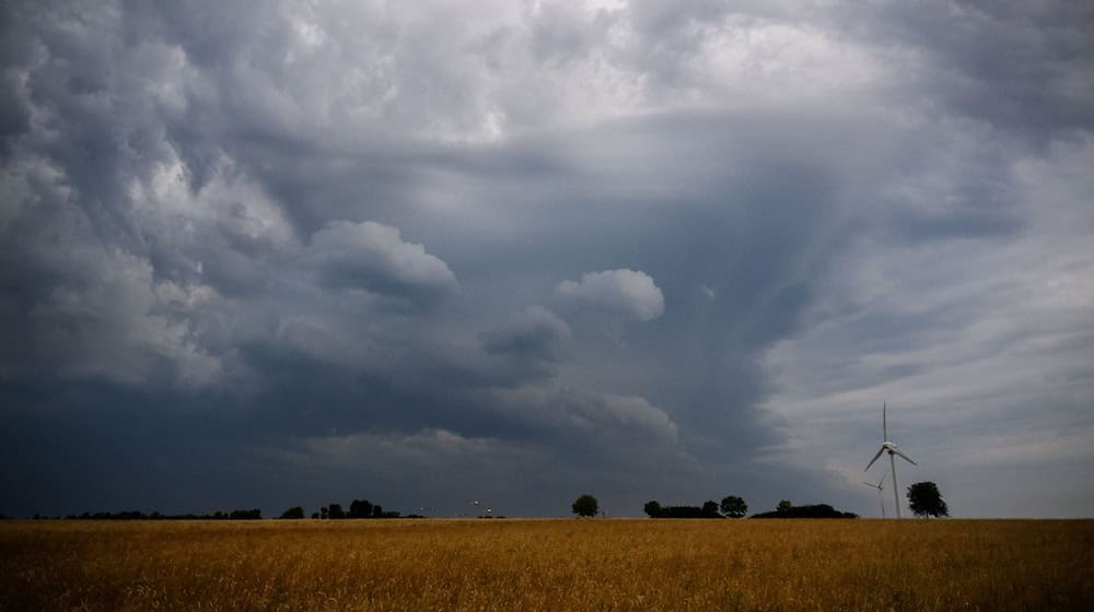 Dunkle Wolken ziehen über einem Windrad in der Region Hannover hinweg. / Foto: Julian Stratenschulte/dpa