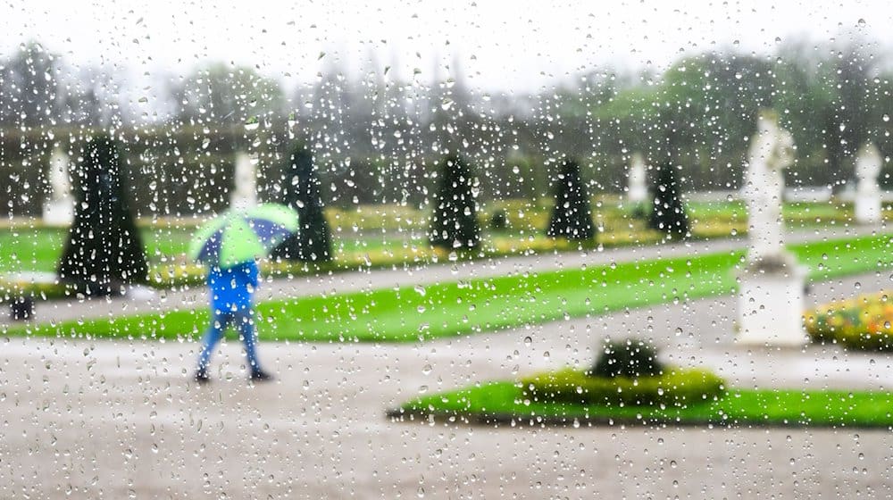 Regentropfen perlen auf einer Fensterscheibe vom Schloss Herrenhausen. / Foto: Julian Stratenschulte/dpa