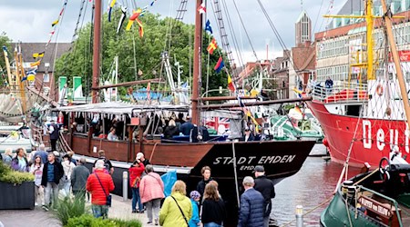 Zahlreiche Besucher gehen während der Emder Matjestage an historischen Schiffen am Delft vorbei. / Foto: Hauke-Christian Dittrich/dpa