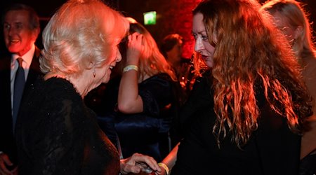 Die britische Königsgemahlin Camilla (l) spricht mit der in die engere Wahl gekommenen Autorin Claire Keegan während der Verleihung des Booker Prize im Roundhouse in London. / Foto: Toby Melville/Reuters Pool via AP/dpa