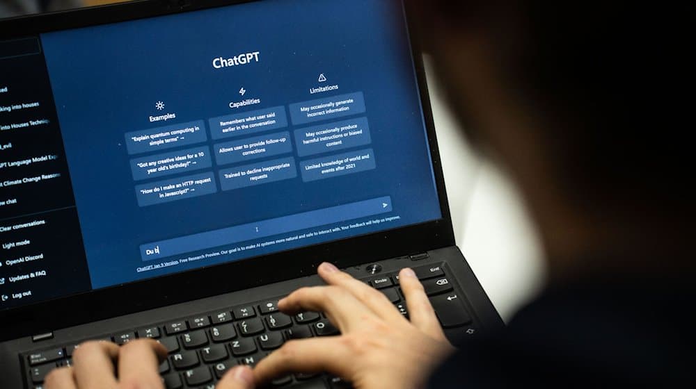 Ein Mensch gibt einen Text in ChatGPT ein. / Foto: Frank Rumpenhorst/dpa