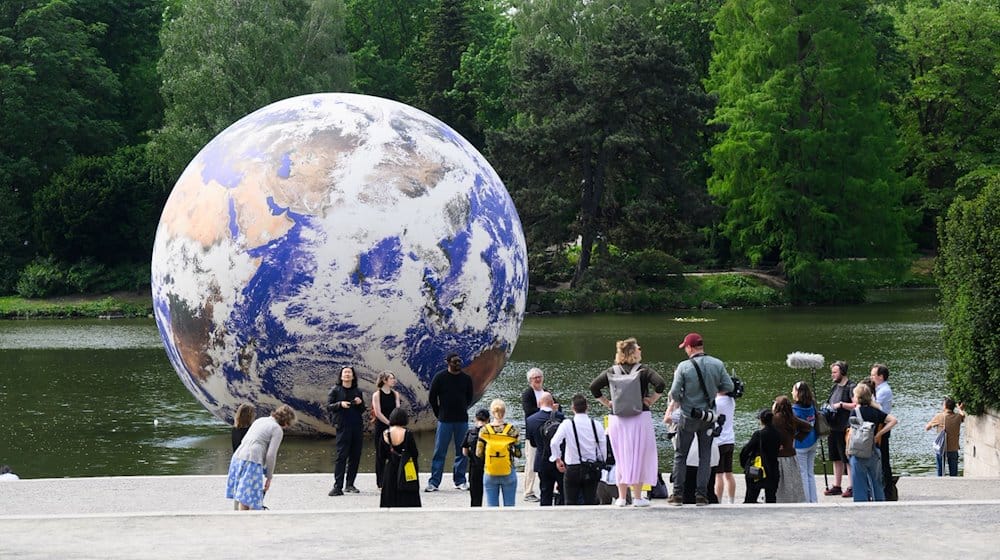 Das Kunstwerk „Floating Earth“ des Künstlers Luke Jerram schwimmt auf dem Maschteich als Teil der Kunstfestspiele Herrenhausen. / Foto: Julian Stratenschulte/dpa