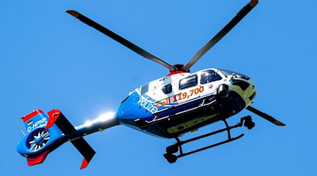 Ein Hubschrauber der Polizei fliegt bei der Suche nach dem vermissten Arian über der Oste. / Foto: Sina Schuldt/dpa