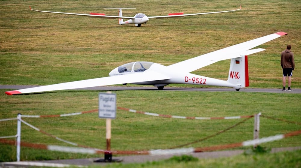 Ein Segelflugzeug landet auf dem Flugplatz auf der Wasserkuppe. / Foto: Sebastian Gollnow/dpa/Archivbild