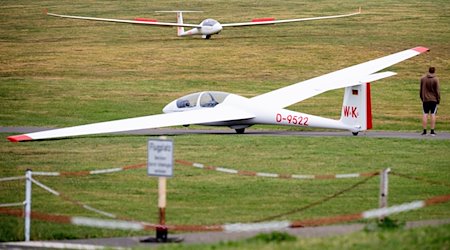 Ein Segelflugzeug landet auf dem Flugplatz auf der Wasserkuppe. / Foto: Sebastian Gollnow/dpa/Archivbild