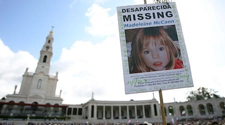 Ein Bild des vermissten britischen Mädchens Madeleine McCann, das aus dem Strandort Praia da Luz in der Algarve verschwunden ist, wird im Schrein von Fatima hochgehalten. / Foto: Steven Governo/AP/dpa