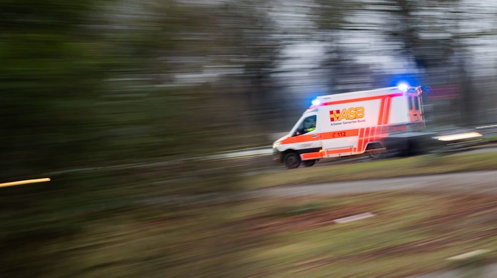 Ein Rettungswagen ist mit Blaulicht im Einsatz. / Foto: Julian Stratenschulte/dpa/Symbolbild