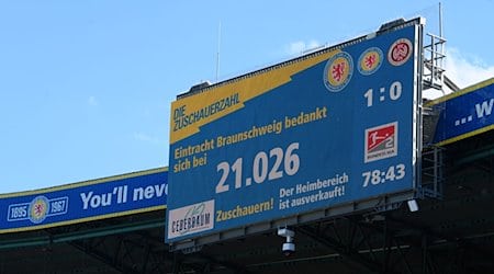 Blick auf die Anzeigetafel mit der offiziellen Zuschauerzahl. / Foto: Swen Pförtner/dpa