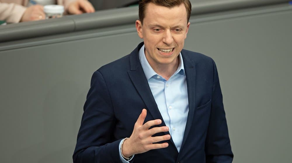 Adis Ahmetovic (SPD) spricht im Bundestag. / Foto: Jonathan Penschek/dpa