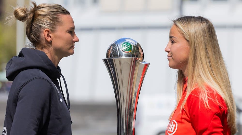 Fußball: DFB-Pokal, Finale; Frauen, Talkrunde: Alexandra Popp (l) vom VfL Wolfsburg und Giulia Gwinn vom FC Bayern München stehen neben dem Pokal vor dem Deutschen Sport und Olympiamuseum. / Foto: Rolf Vennenbernd/dpa