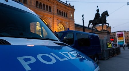 Polizeifahrzeuge stehen vor dem HBF Hannover. / Foto: Philipp von Ditfurth/dpa