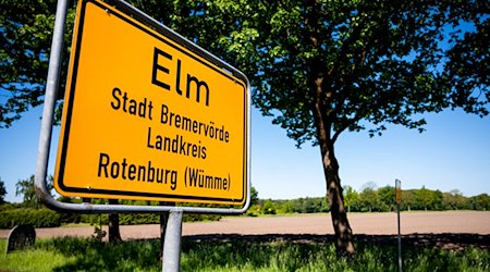 Das Ortsschild von Elm, einem Stadtteil von Bremervörde, steht am Ortseingang. / Foto: Daniel Bockwoldt/dpa